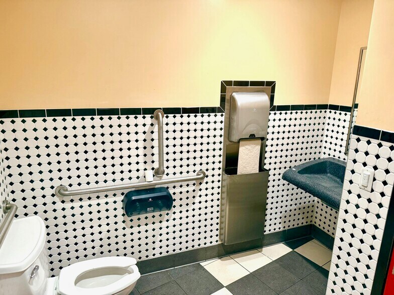 More Photos Of 500 N Giant City Rd, Carbondale Fast Food For Sale