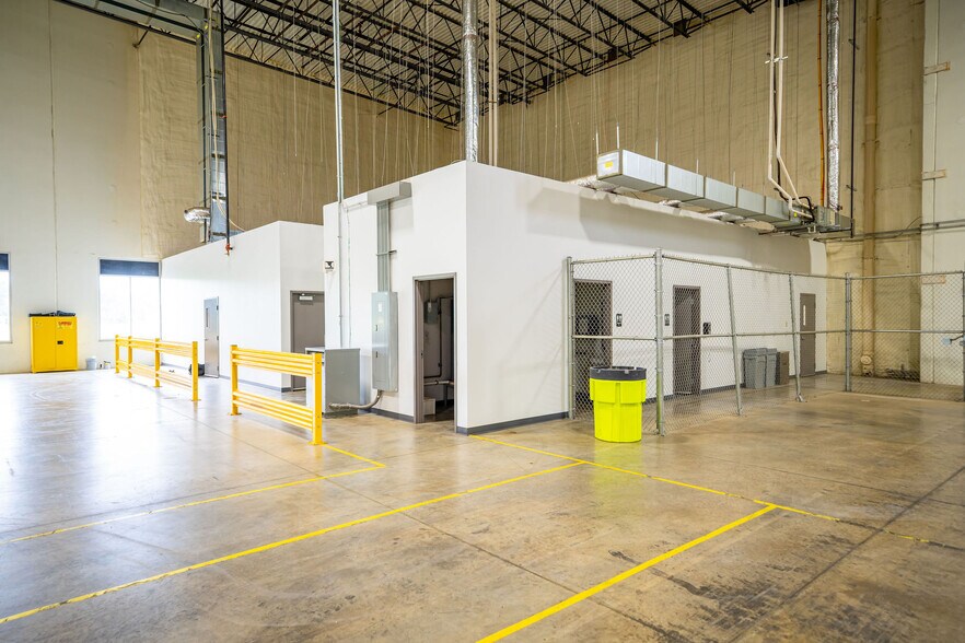 More Photos Of 3780 Tradeport Ct, Lockbourne Distribution For Lease