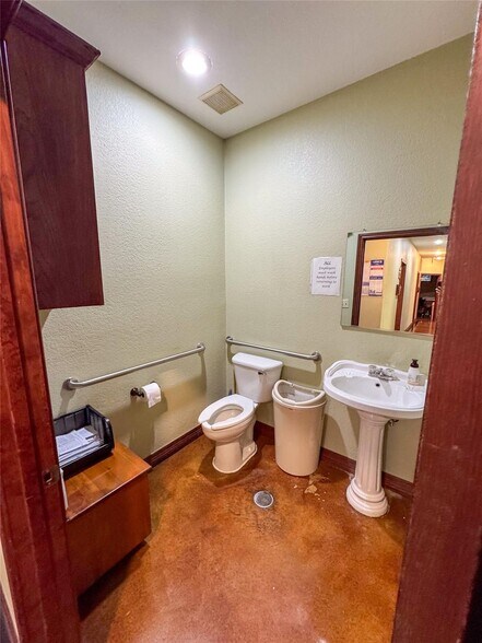 More Photos Of 1700 Gallagher Dr, Sherman Medical For Sale