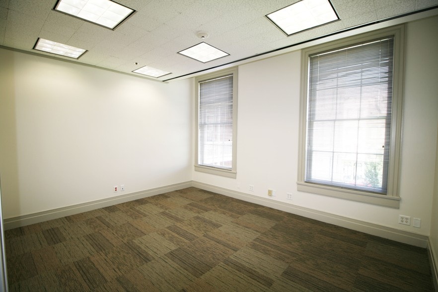 More Photos Of 2228 Mechanic St, Galveston Office For Sale