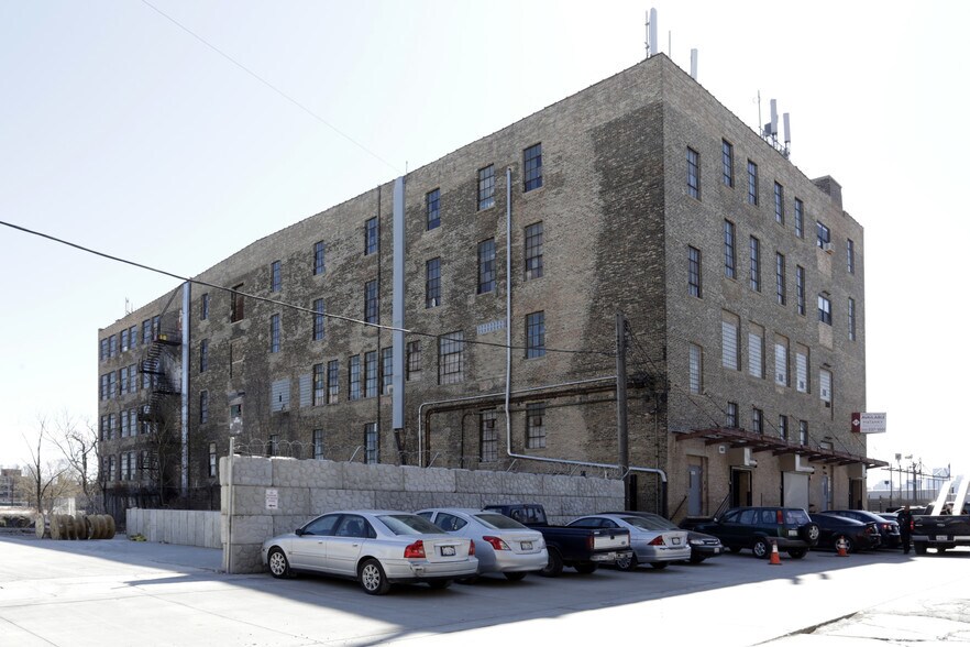 More Photos Of 1907 N Mendell St, Chicago Warehouse For Sale