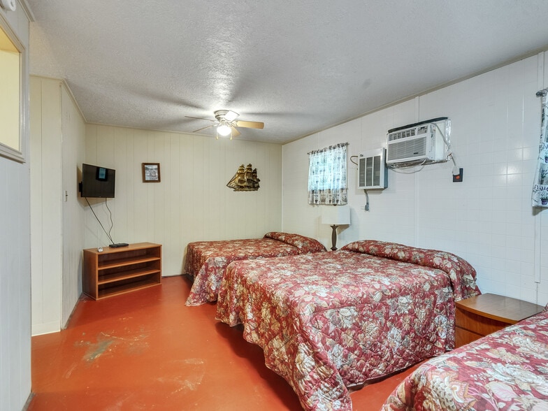 More Photos Of 280 Broken Arrow Marina, Livingston Hotel For Sale