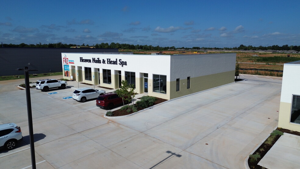 More Photos Of 2725-2801 S Mustang Rd, Yukon Storefront For Lease
