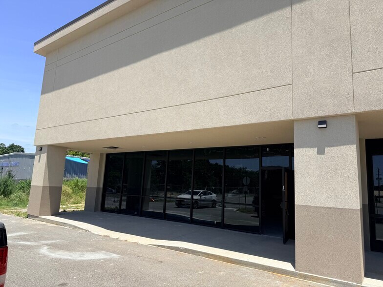 More Photos Of 352 W James Lee Blvd, Crestview General Retail For Lease