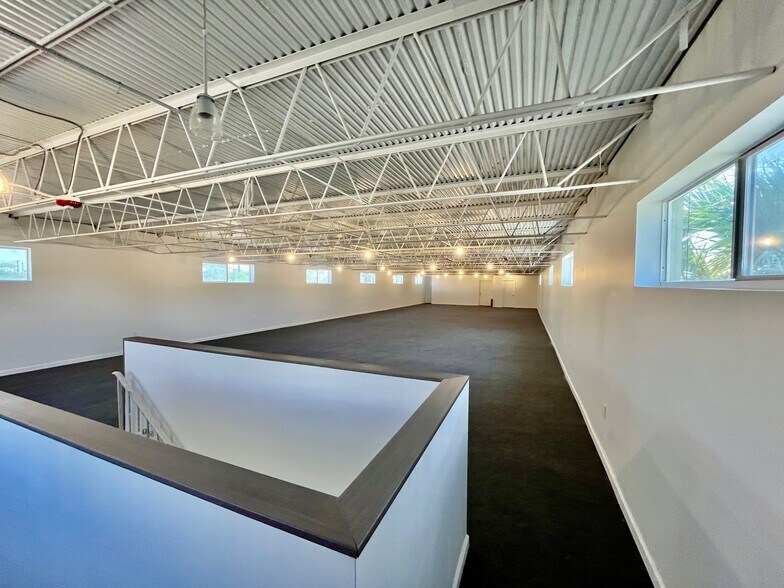 More Photos Of 2000 N Dixie Hwy, Hollywood Light Manufacturing For Sale
