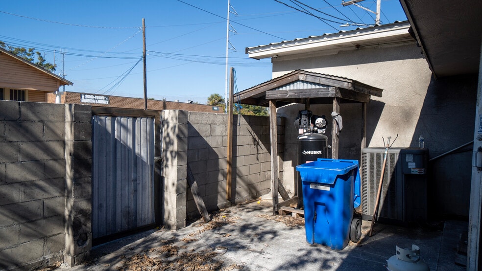 More Photos Of 3609 N 15th St, Tampa Flex For Lease