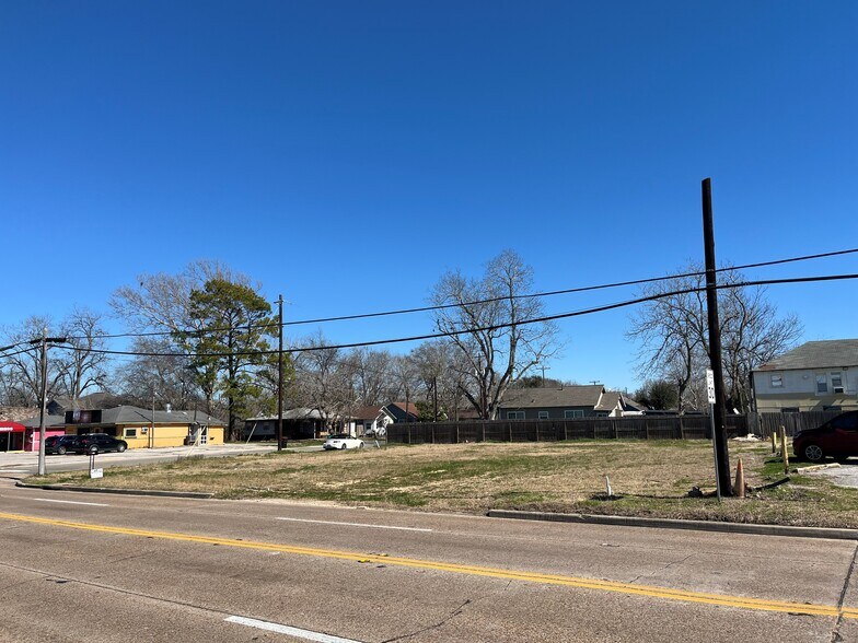 More Photos Of 1812 N Main St, Baytown Storefront For Lease