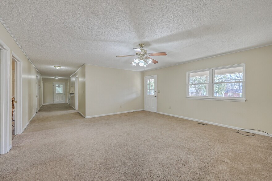 More Photos Of 106 Mayrant St, Summerville Office For Sale