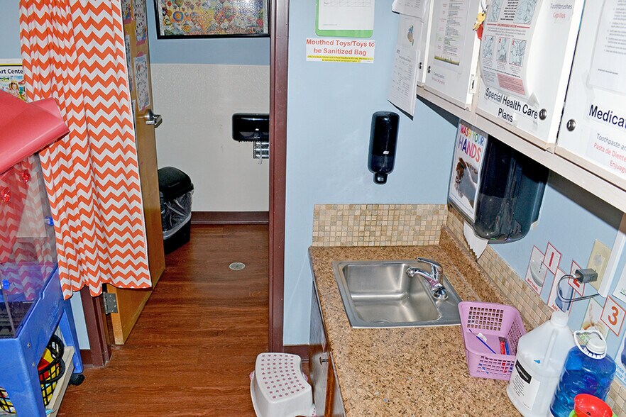 More Photos Of 2413 Corporate Ctr, Granite City General Retail For Sale