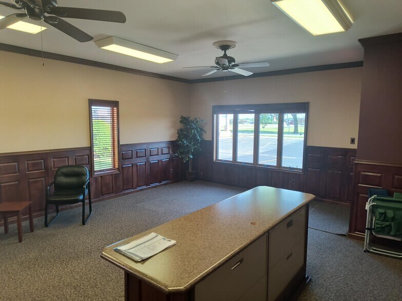 More Photos Of 910 Richard Rd, Dyer Office For Sale