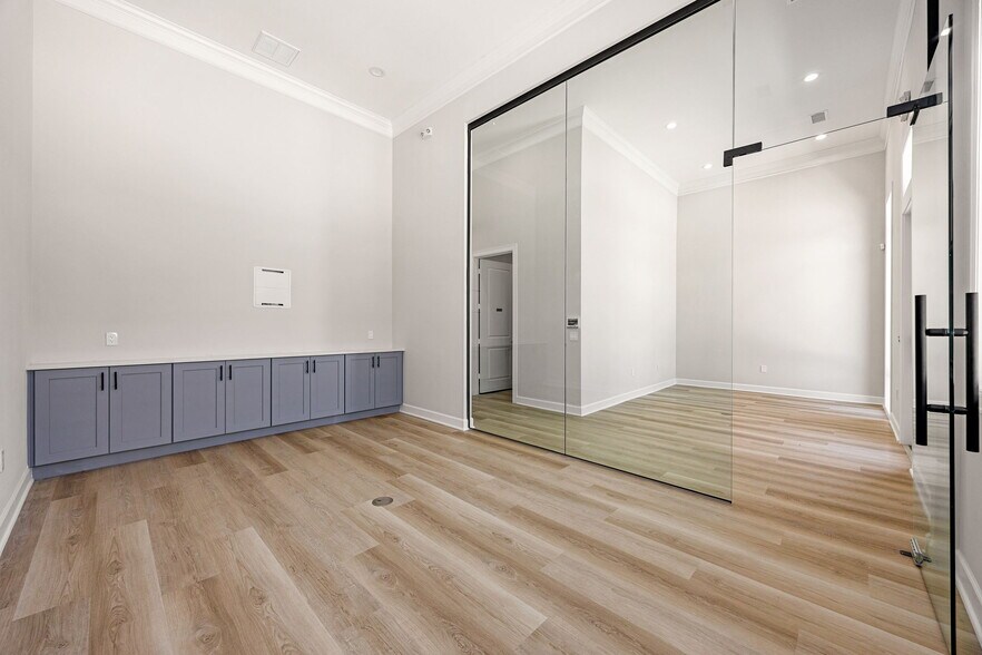More Photos Of 1325 Main Street, Katy Medical For Sale