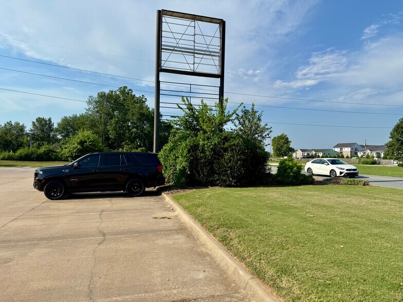 More Photos Of 254 Greenhouse Rd, Bentonville Flex For Lease