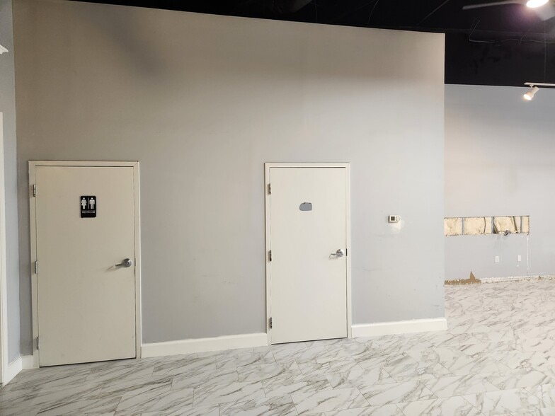 More Photos Of 7901 Kingspointe Pky, Orlando Showroom For Sale