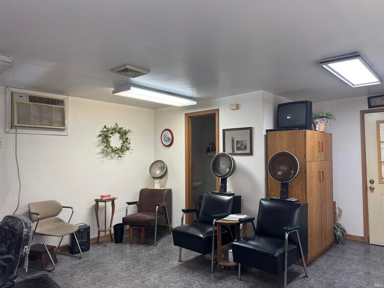 More Photos Of 2900 IN-64, Princeton General Retail For Sale