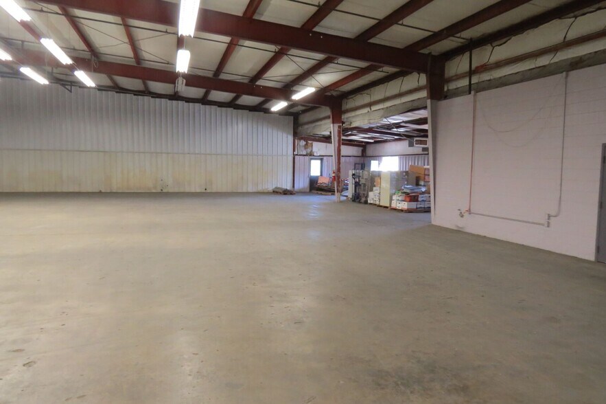 More Photos Of 2575 Front St, Cottondale Industrial For Lease