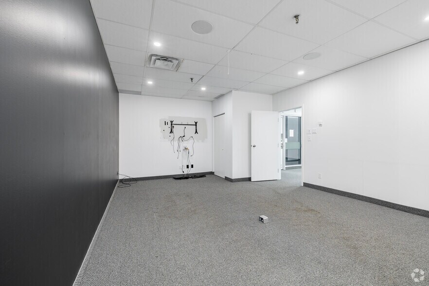 More Photos Of 395 Av Sainte-Croix, Montréal Warehouse For Lease