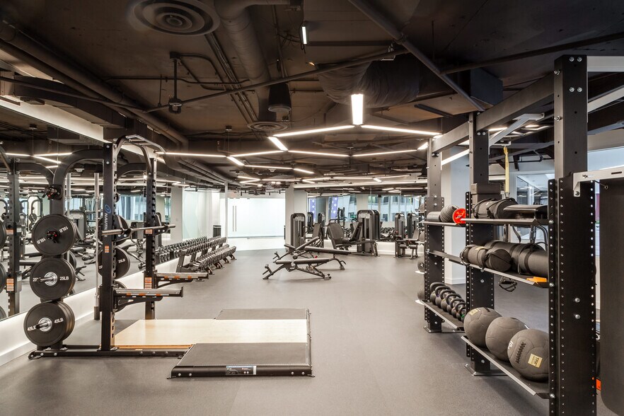 More Photos Of 5335 Wisconsin Ave NW, Washington Office For Lease