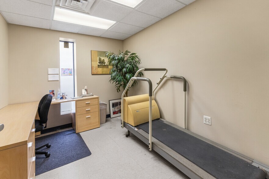 More Photos Of 24548 W Warren St, Dearborn Heights Medical For Sale