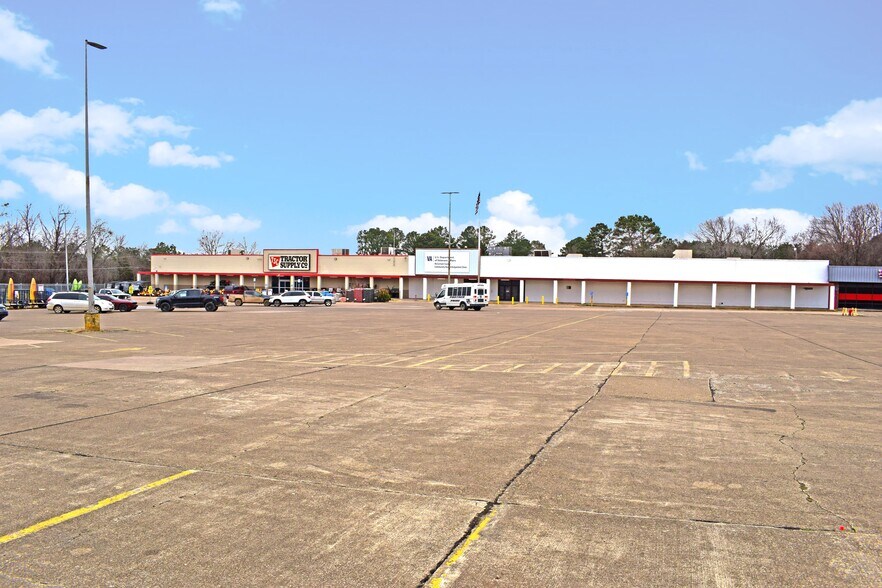 Primary Photo Of 901 E Washington St, Idabel General Retail For Sale