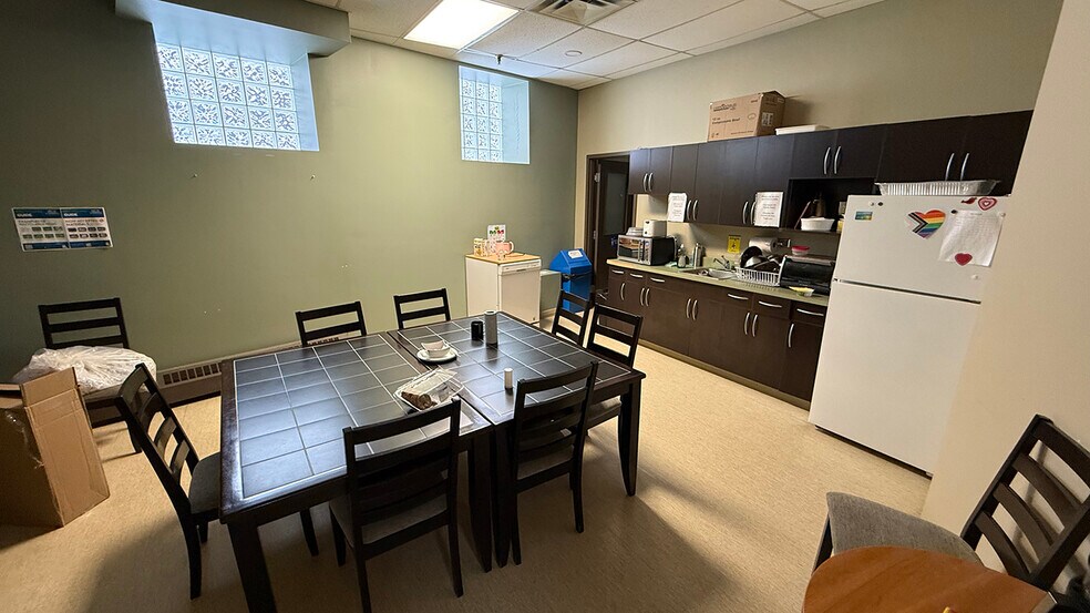 More Photos Of 346 Portage Av, Winnipeg Office For Lease