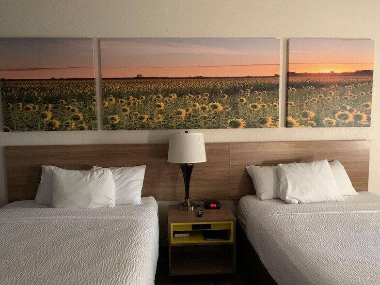 More Photos Of 1510 SW Wanamaker Rd, Topeka Hotel For Sale