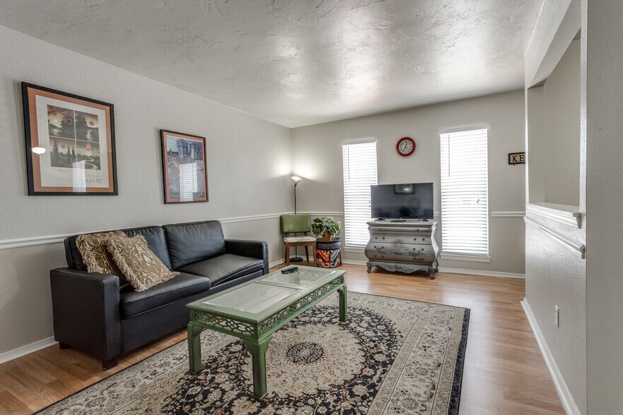 More Photos Of NW 10th St & N Classen Blvd, Oklahoma City Apartments For Sale