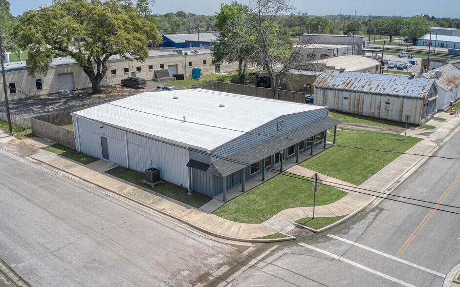 More Photos Of 1118 Smith St, Waller Showroom For Sale