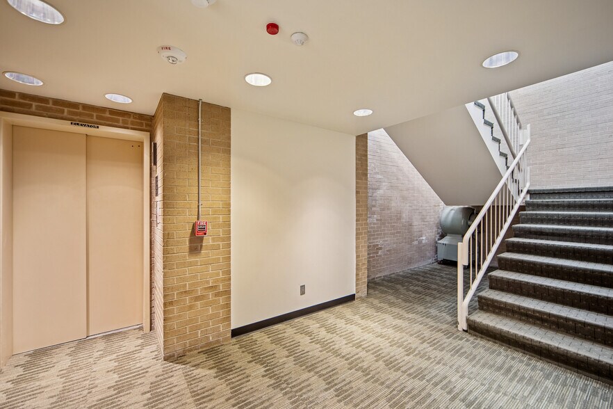 More Photos Of 2805 Beaver Ave, Des Moines Bank For Sale