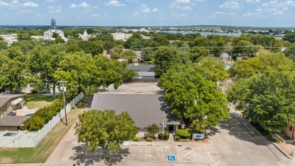 More Photos Of 310 W Bluff St, Granbury Office For Sale