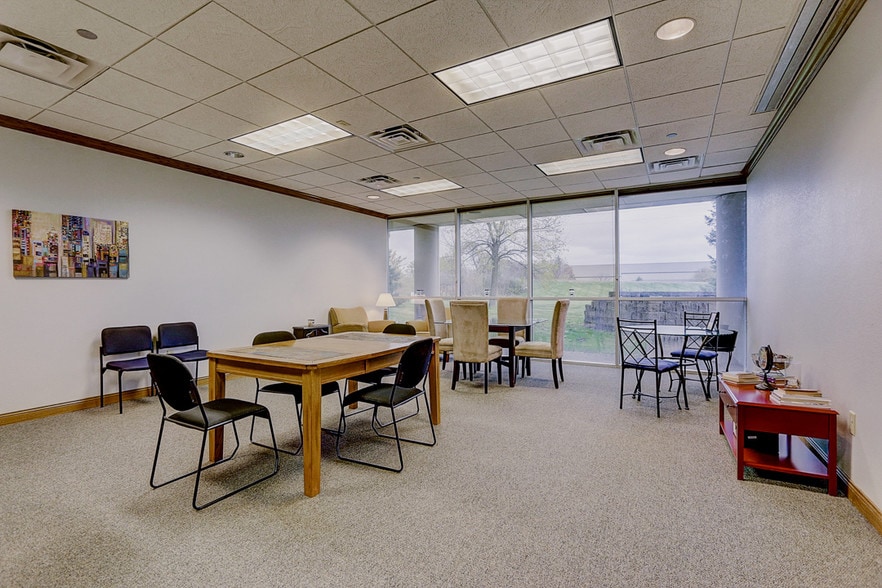 More Photos Of N28W23000 Roundy Dr, Pewaukee Office For Sale