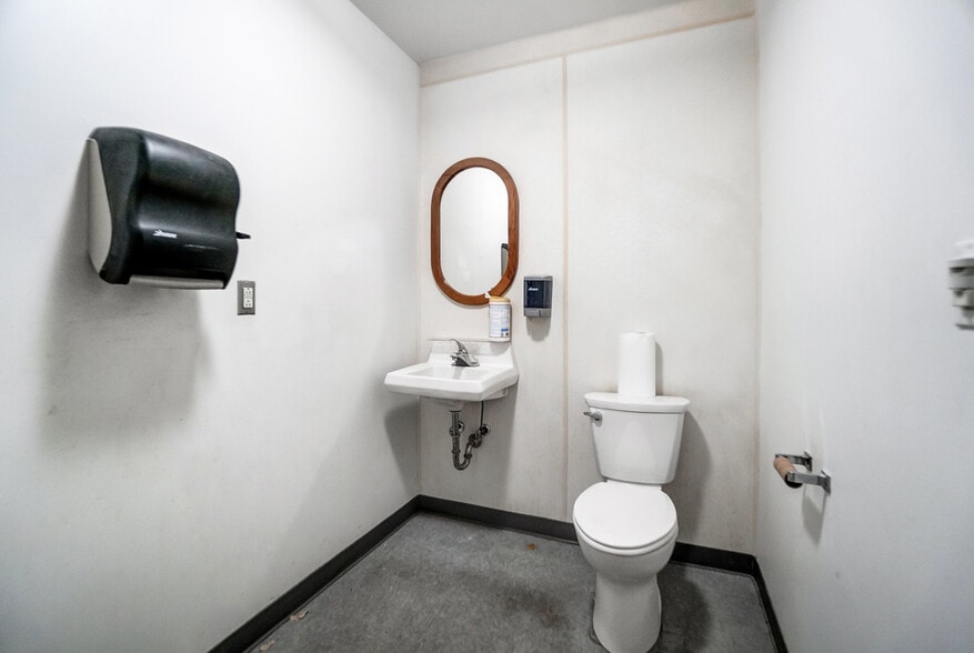 More Photos Of 413-419 N Main St, Findlay Showroom For Sale