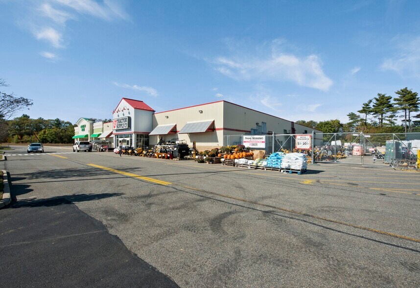 More Photos Of 2100 Bay St, Taunton General Retail For Sale