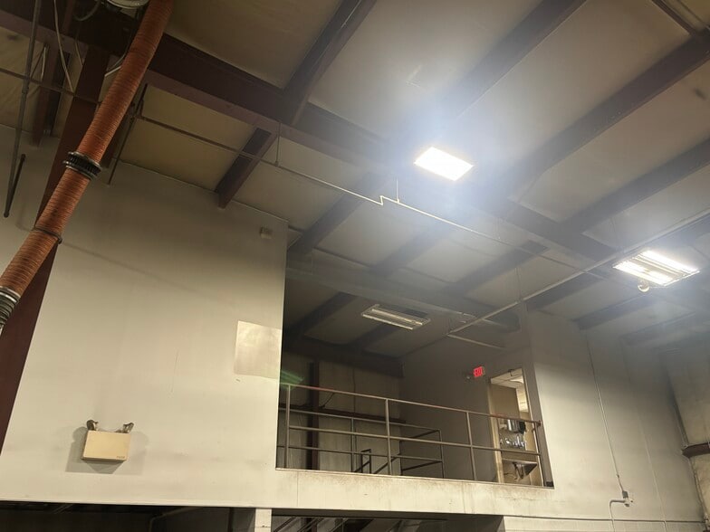 More Photos Of 55 Industrial Rd, Cumberland Truck Terminal For Lease