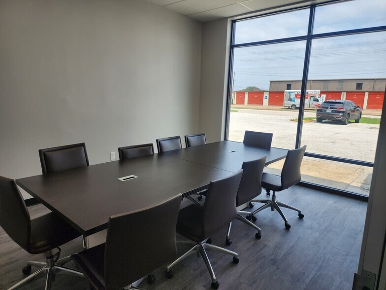 More Photos Of 11020 Katy Fwy, Houston Warehouse For Lease