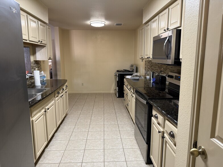 More Photos Of 1030 Canyon Bend Dr, Dripping Springs Light Distribution For Lease