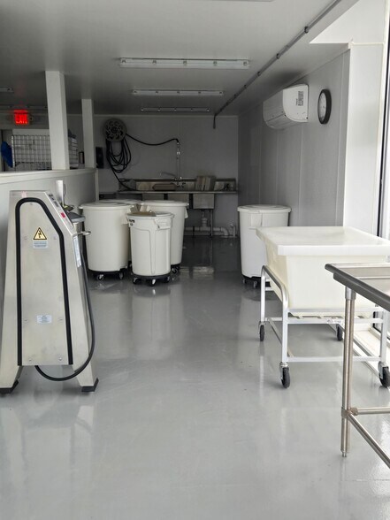 More Photos Of 44 Washington St, Auburn Auto Repair For Lease