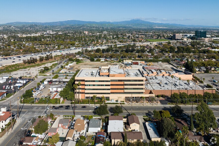 More Photos Of 625 N Grand Ave, Santa Ana Office For Sale