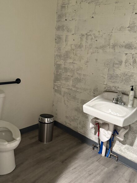 More Photos Of 921 W Maple Ave, Duncan Office For Sale