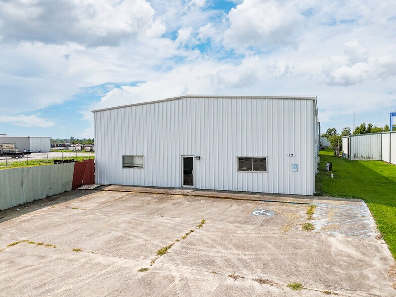 More Photos Of 175 Thompson Rd, Houma Warehouse For Lease