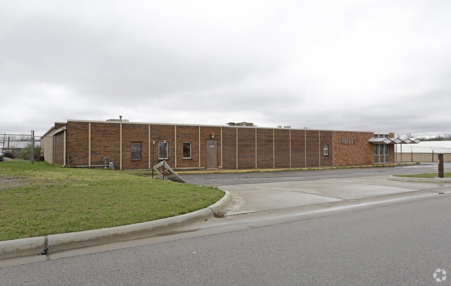 More Photos Of 3120 S Kansas Ave, Topeka Manufacturing For Lease