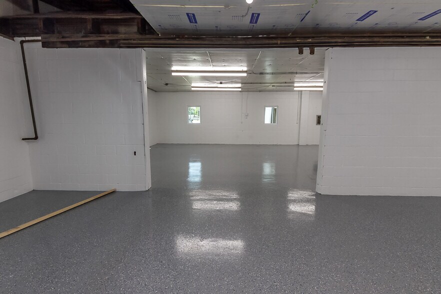 More Photos Of 925 Virginia St, Shelbyville Warehouse For Lease