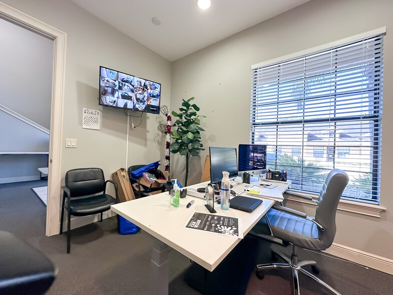 More Photos Of 180 Fitzgerald Rd, Lakeland Office For Sale
