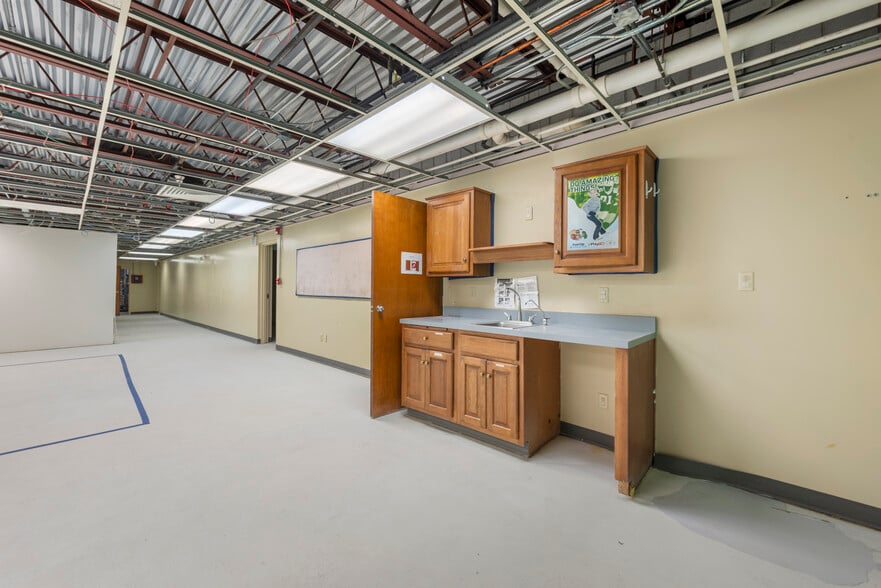 More Photos Of 1255 Engle St, Huntington Light Distribution For Sale