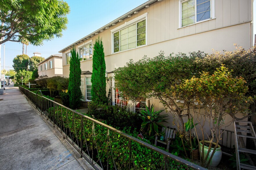 More Photos Of 8730-8736 Holloway Dr, West Hollywood Apartments For Sale