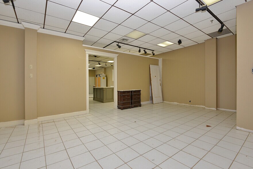 More Photos Of 4202 Astoria Blvd, Astoria Service For Lease