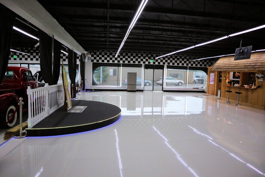 More Photos Of 395 S Ocoee St, Cleveland Showroom For Sale