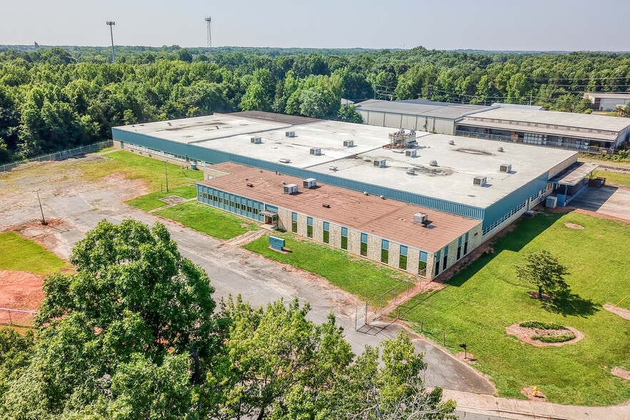 More Photos Of 5500 N Sharon Amity Rd, Charlotte Manufacturing For Lease