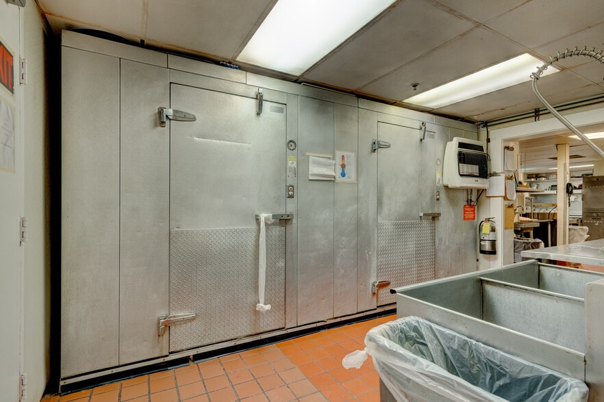 More Photos Of 1702 Park Hill Dr, Gainesville Restaurant For Sale