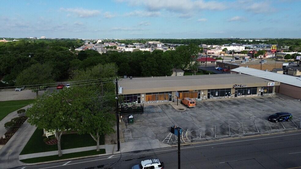 More Photos Of 1803-1813 N Elm St, Denton Restaurant For Lease