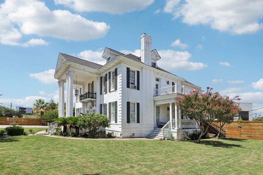 More Photos Of 421 Howard St, San Antonio Hospitality For Sale